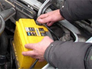 Полицейские устанавливают подозреваемых в кражах автомобильных аккумуляторов